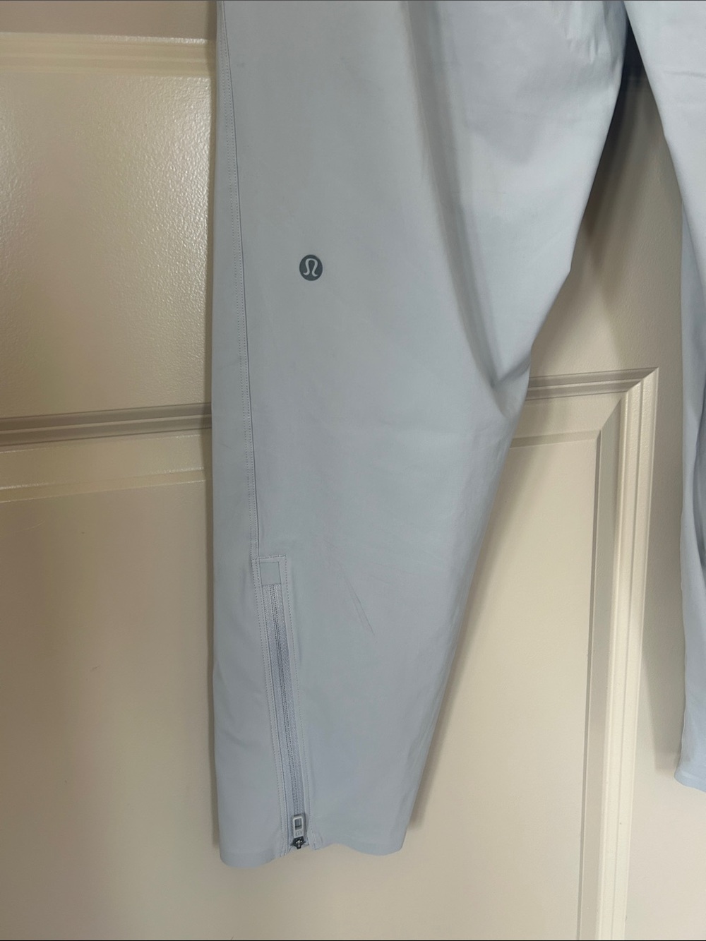 LULULEMON athletica Men's Light Gray Performance Jogger Pants - Picture 8 of 14